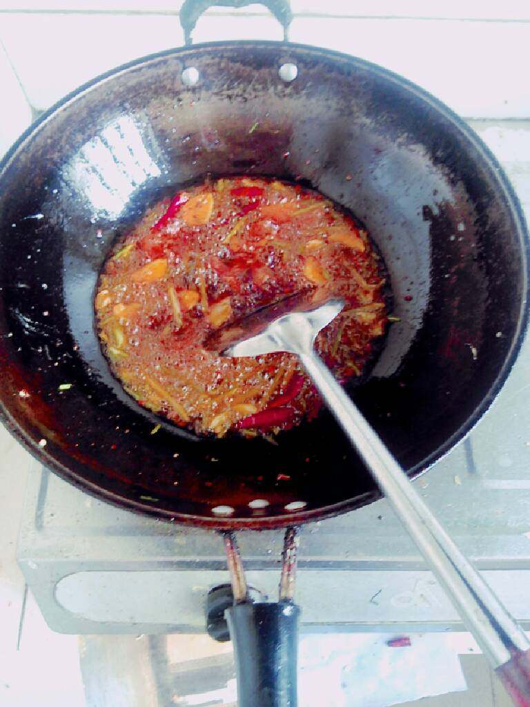 水煮肉片,剩下油锅加入<a style='color:red;display:inline-block;' href='/shicai/ 700'>花椒</a>，蒜片，姜片，干辣椒，<a style='color:red;display:inline-block;' href='/shicai/ 89593'>自制辣椒油</a>，老干妈豆豉，<a style='color:red;display:inline-block;' href='/shicai/ 788'>生抽</a>炒香
