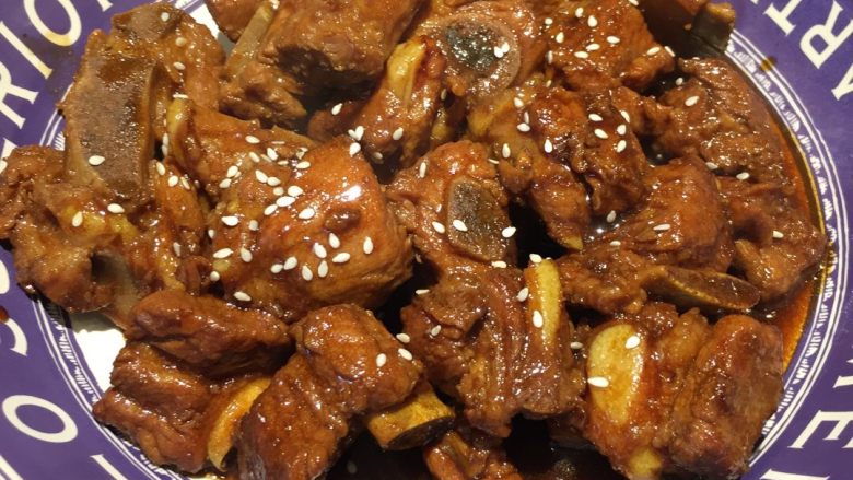 糖醋排骨,装盘后撒入适量白芝麻,即可享用