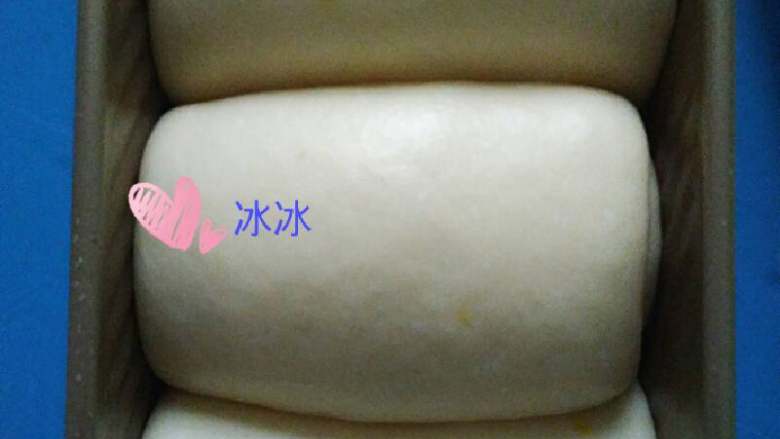 北海道吐司——100%中种法,发至大约八分满,烤箱上下管170度预热20分钟,把发酵好的吐司放入烤箱中下层,大约烤制四十分钟,要注意观察上色,及时盖锡纸!以免上色过重