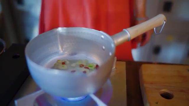 酒蒸蛤蜊,热锅倒油，倒入蒜头和辣椒炒香