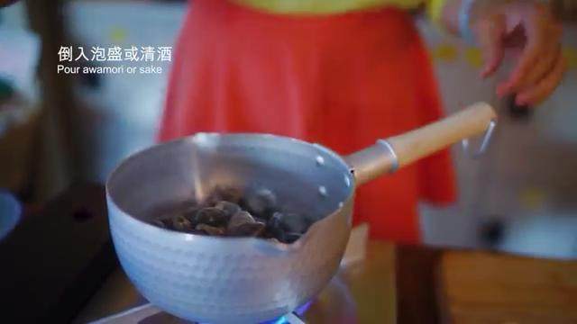 酒蒸蛤蜊,倒入蛤蜊，泡盛，盖盖子转小火，期间晃动锅子