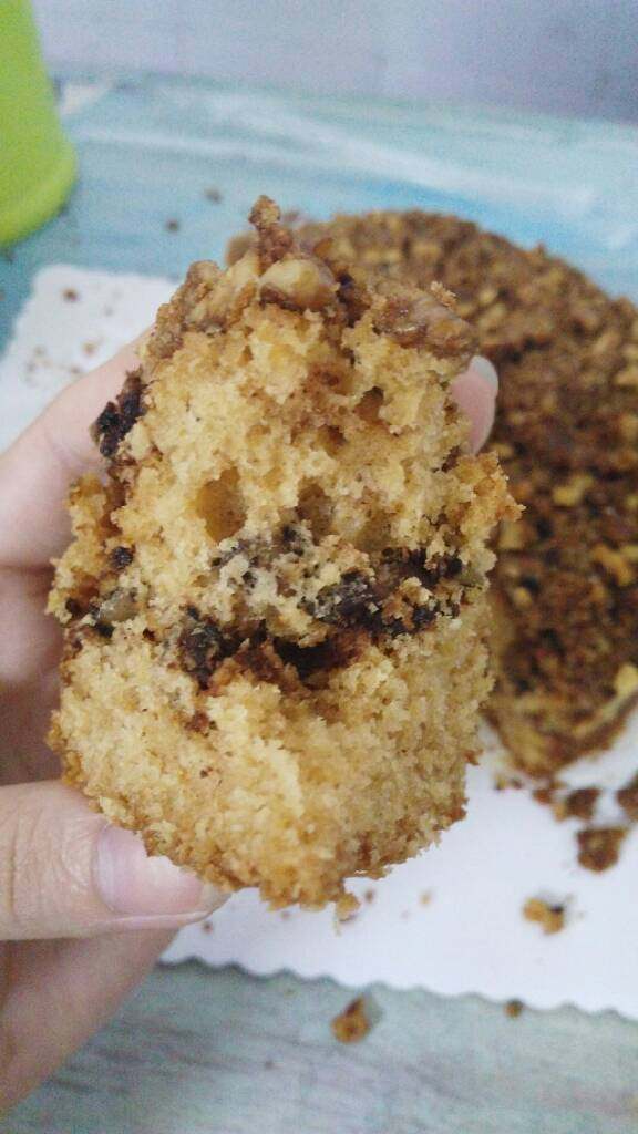 酥顶核桃蛋糕,切开如图。这款蛋糕不像传统蛋糕绵软蓬松,但是也有别样的滋味