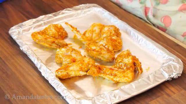 辣烤鸡翅,烤箱预热220度,烤盘上放入锡纸,刷上油,放上腌好的鸡翅
