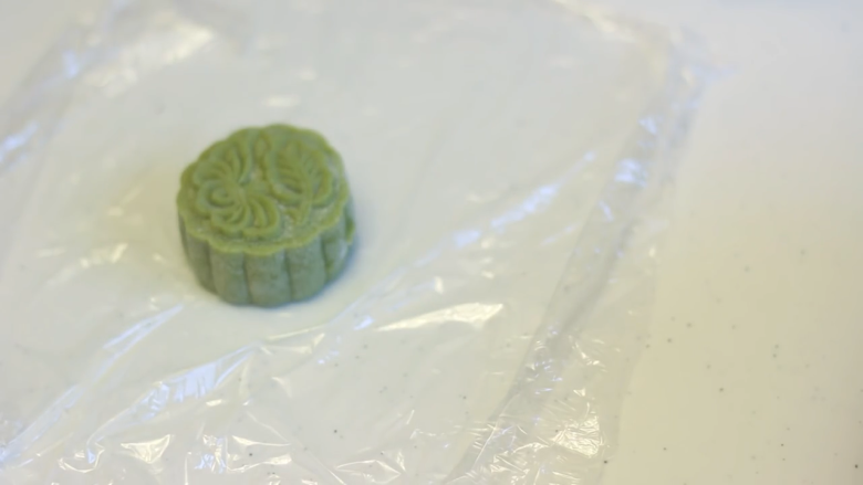 綠茶紅豆冰皮月餅,放入月饼模型,压成型