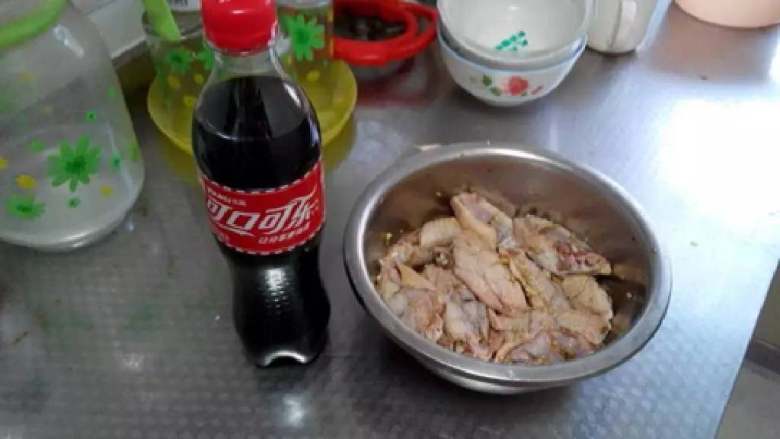 可乐鸡翅,备上小瓶可乐即可~因个人口味适量加入~其实可乐就充当了一般小炖时的水的角色了