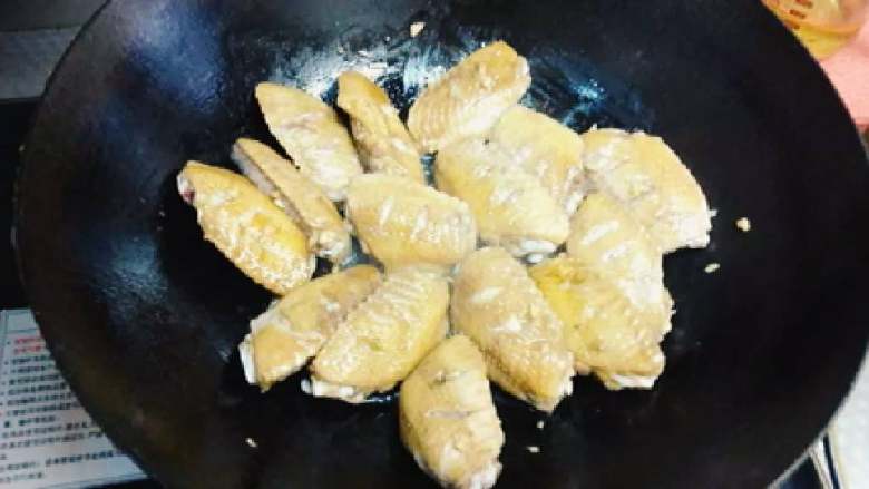 可乐鸡翅,起油锅~鸡翅放入~两面煎至焦黄