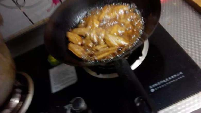 可乐鸡翅,鸡肉熟了,大火收汁~