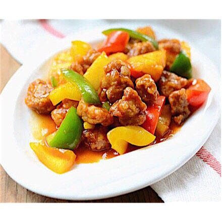 菠萝咕咾肉,锅中直接将调好的料汁倒入,煮滚后加入菠萝,青椒,红椒,黄椒翻炒,待菠萝香气飘出时加入炸好的里脊肉,炒至汤汁粘稠即可盛出。