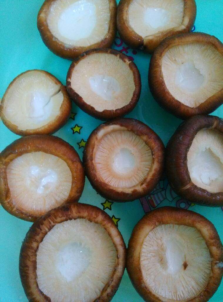 酿香菇,香菇洗净去根,往里面抹点盐,菇顶划十字刀