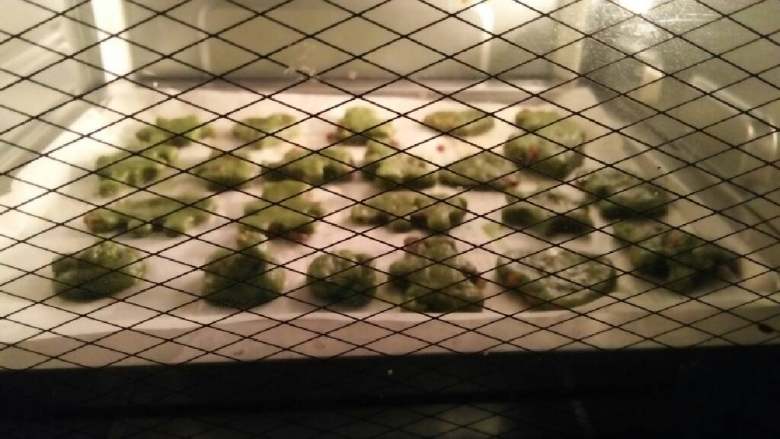 抹茶红枣小饼干,之后入烤箱180度上下火二十分钟^_^完成~