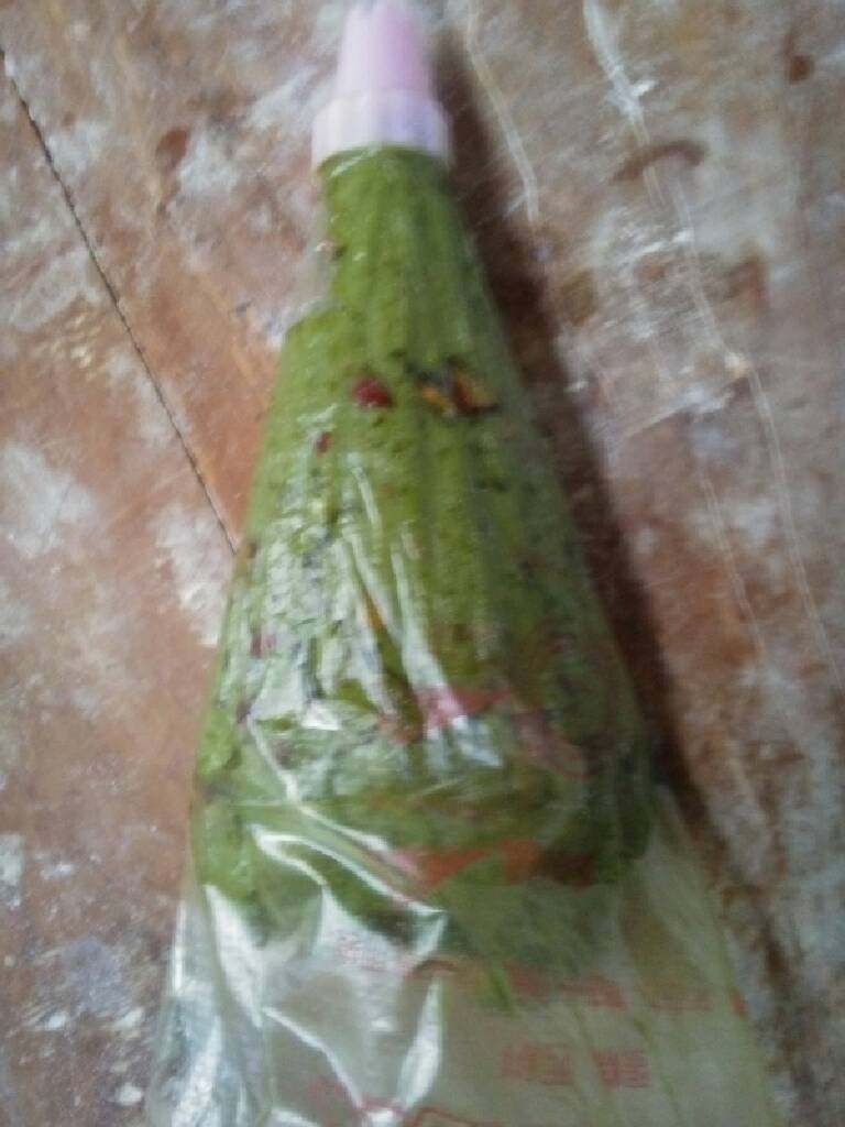 抹茶红枣小饼干,之后筛入低粉搅拌,再加入抹茶粉继续搅拌,分两到三次加入蛋液(根据具体情况适量加入^_^不能太湿哈,不然烤出来就不脆了)