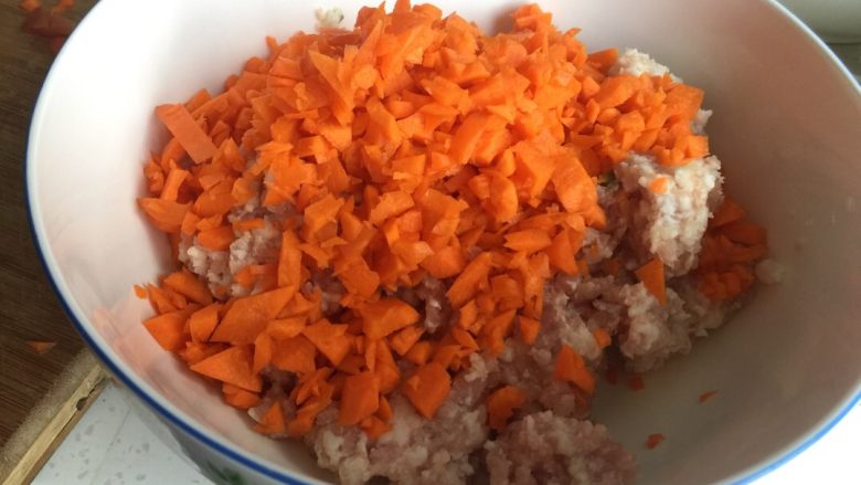 玉米胡萝卜饺子,把萝卜和<a style='color:red;display:inline-block;' href='/shicai/ 442'>肉末</a>,放在大盆子里