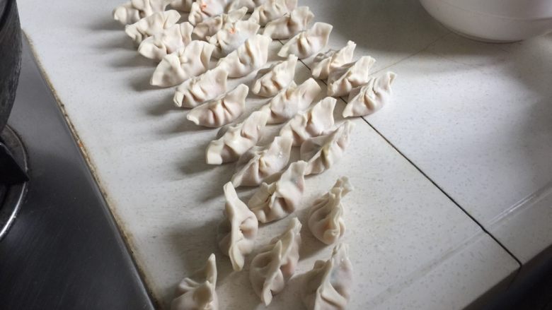 玉米胡萝卜饺子,包完惹!包的有点丑,希望大家不要嫌弃^ω^