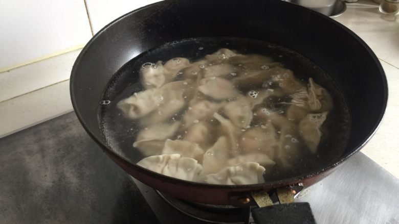 玉米胡萝卜饺子,把包完的饺子放进烧开的水中