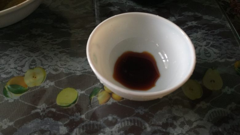 玉米胡萝卜饺子,趁现在,把<a style='color:red;display:inline-block;' href='/shicai/ 692'>酱油</a>倒入碗中