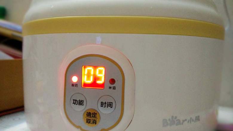 自制酸奶,盖上密封盖子和酸奶机盖子~通电~选酸奶功能~定时9小时