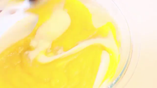 芒果慕絲朱古力杯,倒入芒果泥,拌匀