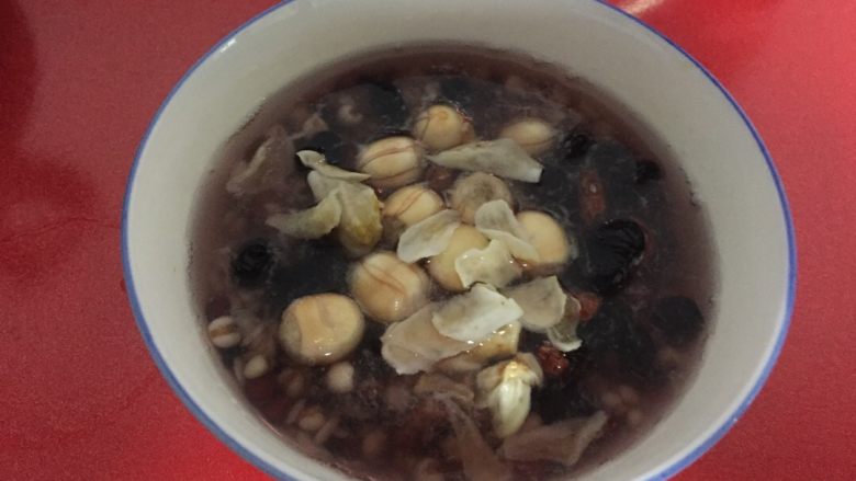 补肾养颜粥,所有材料洗净用水浸泡(我是中饭后就开始浸泡)