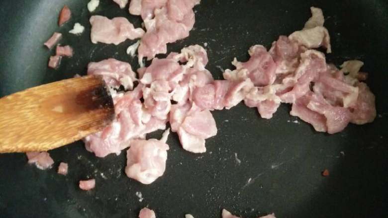 包椒炒肉片,油锅加葱姜末炒香,加肉片翻炒至变色