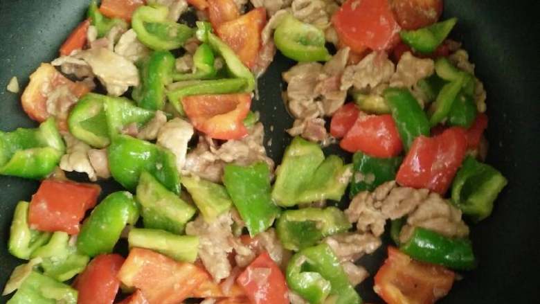 包椒炒肉片,翻炒至包椒断生,加盐调味出锅
