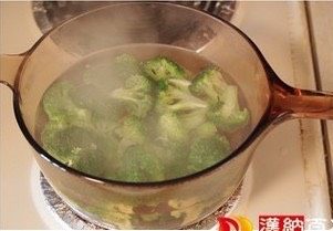 照烧鸡排饭,煮熟<a style='color:red;display:inline-block;' href='/shicai/ 10122'>西蓝花</a>，沥干用<a style='color:red;display:inline-block;' href='/shicai/ 847'>香油</a>蒜凉拌装盘