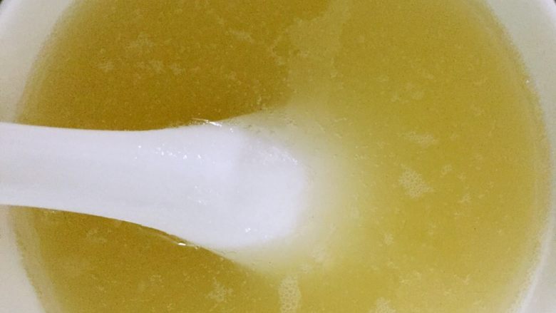 蜜豆椰奶冻,魔芋糖粉加入200毫升水,搅拌均匀。