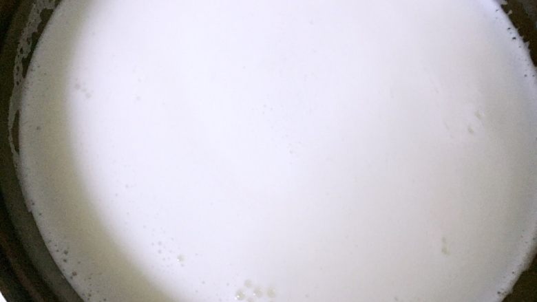 蜜豆椰奶冻,锅里加1800毫升水烧开,加入椰子粉,搅拌融化,关火,再倒入魔芋糊,搅拌均匀,然后再烧开,关火,稍稍晾凉。