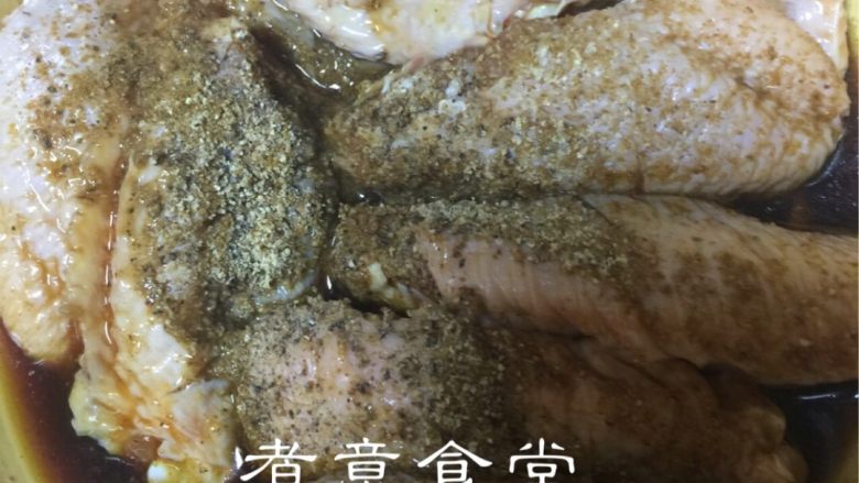 红酒鸡翅中,加入手磨胡椒粉(黑胡椒,白胡椒各适量)腌5分钟