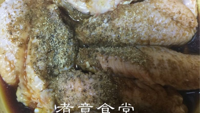 红酒鸡翅中,加入手磨胡椒粉（黑胡椒，白胡椒各适量）腌5分钟