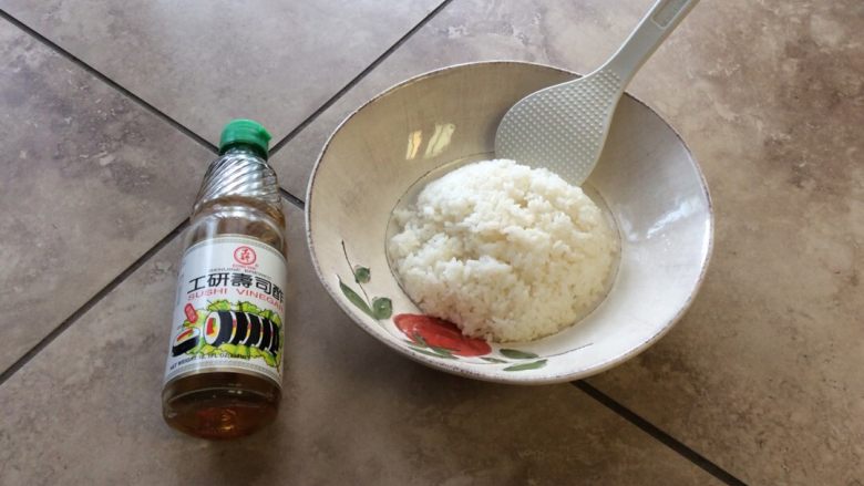 星星寿司,将寿司醋放进饭里搅拌,直到饭变酸