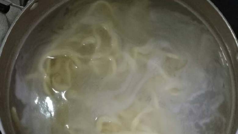 皮肚面,上步同时可另起一锅将水烧开,放入手擀面(没手擀面,街上水面,筒面也行)煮熟,中间要加二次凉水激下