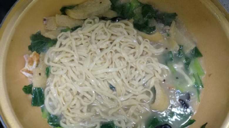 皮肚面,将面条捞出过凉水后加入前面锅内稍煮,加入盐胡椒鸡精
