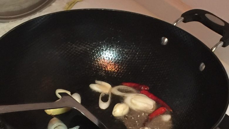 鲫鱼豆腐汤,鱼取出后，重现倒少许油，放入葱姜蒜辣椒爆锅