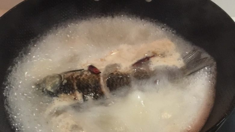 鲫鱼豆腐汤,倒入开水，放入煎好的鱼，再放少许香醋