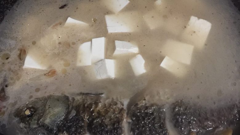 鲫鱼豆腐汤,煮至熟
