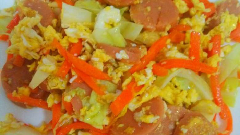 素炒河粉,把锅烧热，先把<a style='color:red;display:inline-block;' href='/shicai/ 9'>鸡蛋</a>，火腿，<a style='color:red;display:inline-block;' href='/shicai/ 25'>胡萝卜</a>小炒一下，盛出来