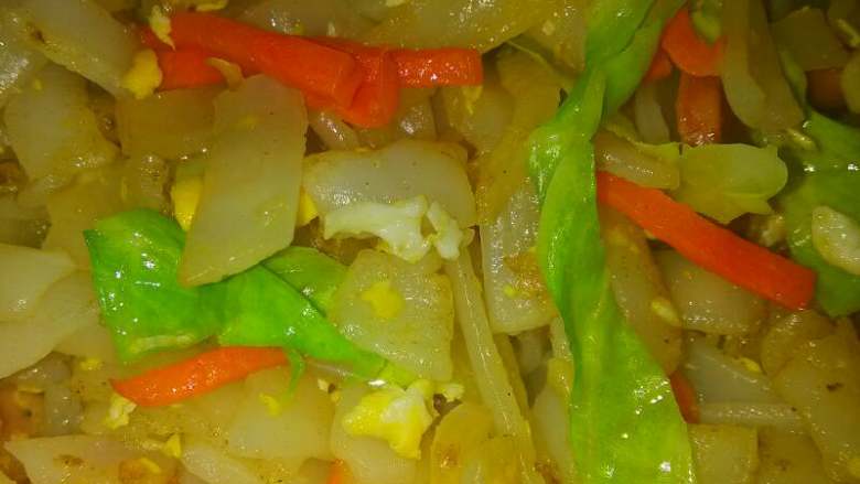 素炒河粉,再热锅，放河粉炒几分钟，加入<a style='color:red;display:inline-block;' href='/shicai/ 3511'>包菜</a>，大蒜，盐，<a style='color:red;display:inline-block;' href='/shicai/ 692'>酱油</a>，翻炒均匀即可。