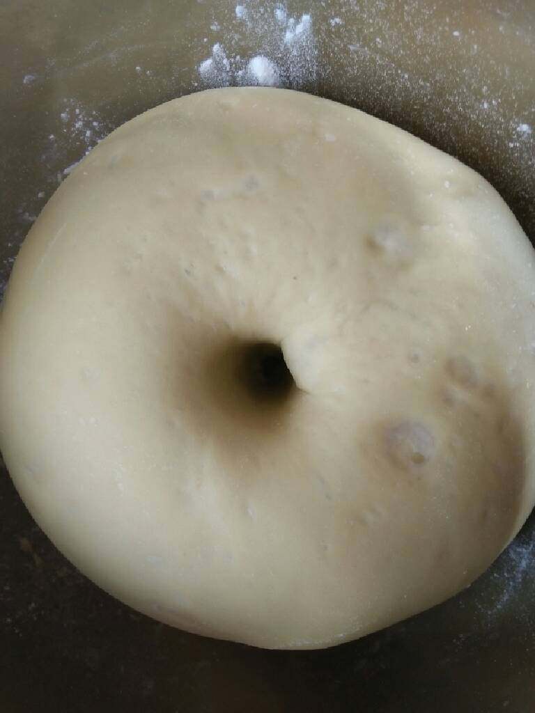 草莓蜗牛面包,开始发酵至两倍大,戳个洞不会很快反弹~