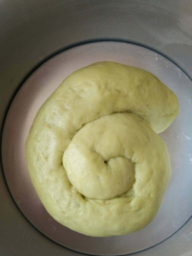 草莓蜗牛面包,擀成长条排气,卷成蜗牛状,或者弄成自己喜欢的形状~