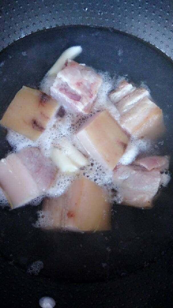 超快速软烂的私房秘制坛子肉,锅内放凉水,把肉放进去,放大葱、姜、倒小半碗木瓜混合洒(可以用二锅头代替),把肉焯烫好