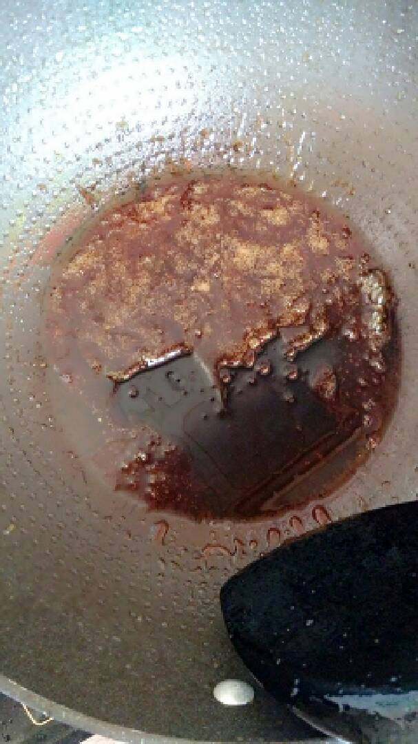 超快速软烂的私房秘制坛子肉,热锅凉油放入冰糖炒糖色,糖变褐色时倒点料酒进去,小火翻炒片刻即可。
放料酒可以去糖色的苦味