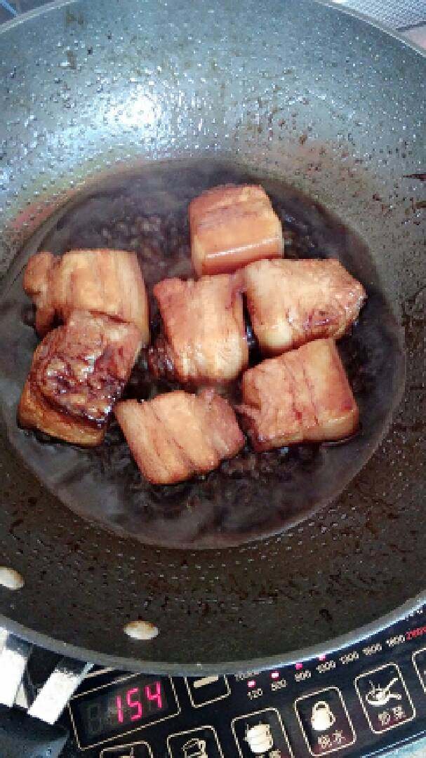 超快速软烂的私房秘制坛子肉,把肉放入锅内,让肉均匀的裹上糖色,再放甜面酱、蚝油和肉搅拌均匀,再放胡椒粉、酱油、花雕酒、木瓜混合洒、香油、葱油搅拌均匀