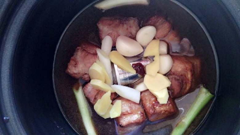 超快速软烂的私房秘制坛子肉,把料包放入高压锅内,搅拌好的<a style='color:red;display:inline-block;' href='/shicai/ 428'>五花肉</a>放入高压锅,放入跟肉平齐的开水,上面放大葱、姜片