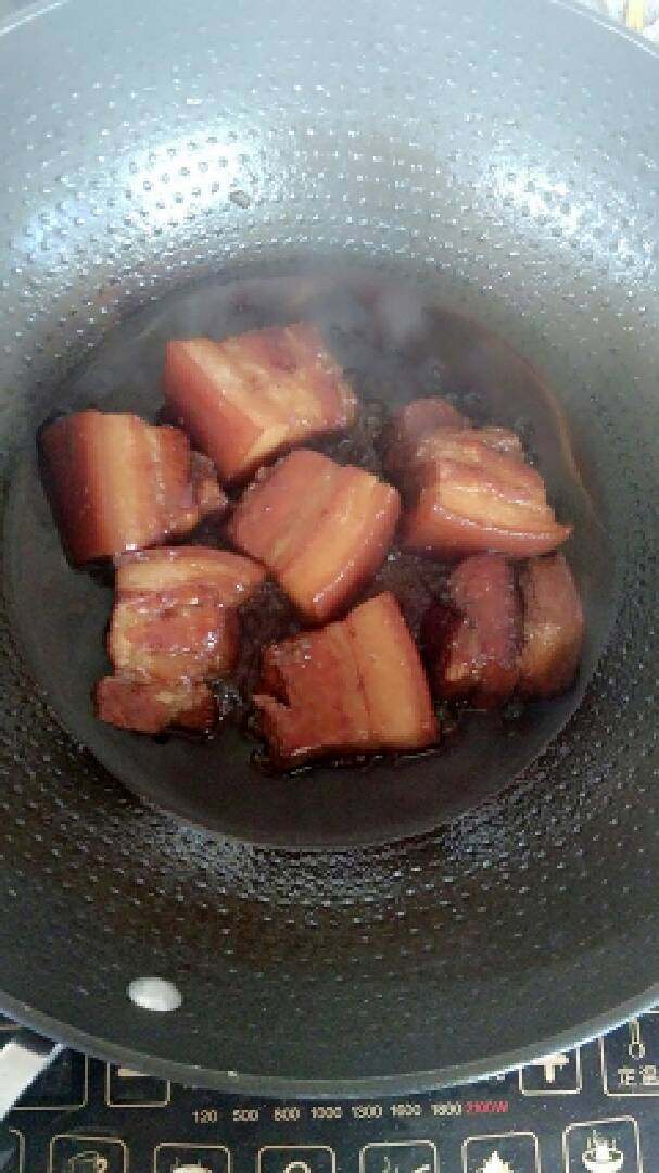 超快速软烂的私房秘制坛子肉,压好的肉回锅大火收汁,把肉夹在碗里,淀粉勾芡放入几滴香油,把汁淋在肉上,旁边用西兰花跟小番茄装饰一下。