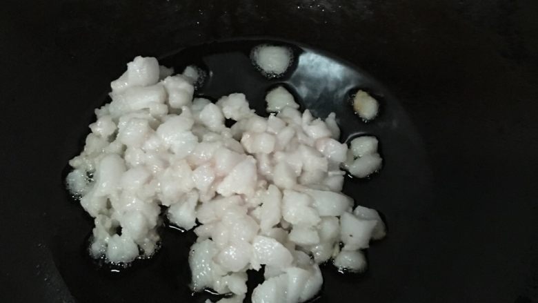 撅撅馃,肥肉切丁先入锅熬油