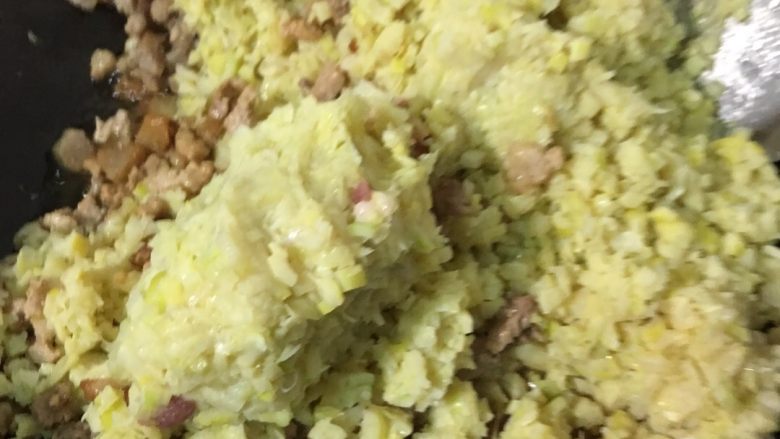 撅撅馃,笋末挤去水，入锅