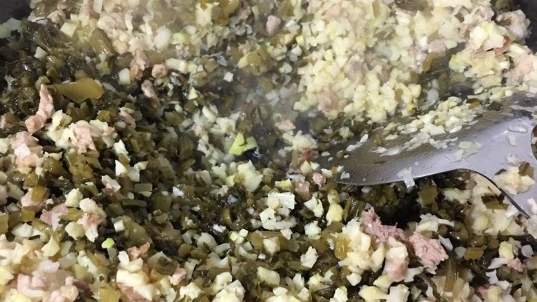 撅撅馃,<a style='color:red;display:inline-block;' href='/shicai/ 3361'>酸菜</a>入锅