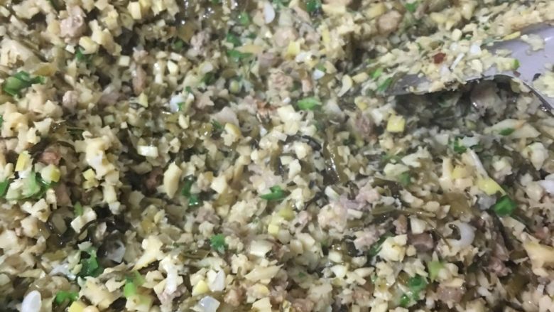 撅撅馃,关火再撒入<a style='color:red;display:inline-block;' href='/shicai/ 3349'>蒜苗</a>花拌匀，装入有空的篮子晾凉