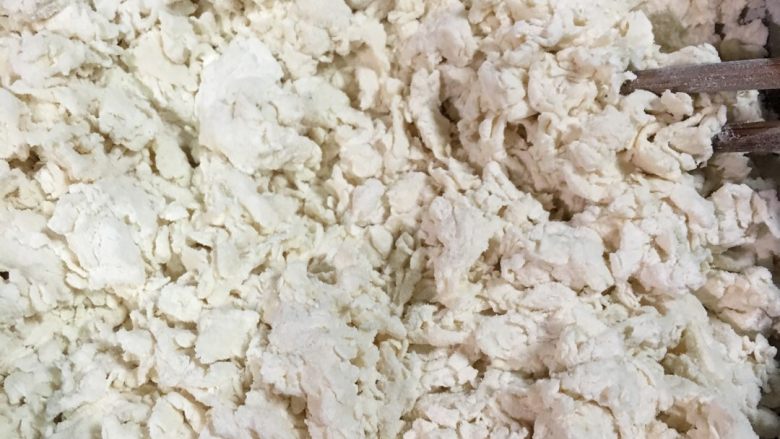 撅撅馃,在晾馅时，面粉加水拌成雪花状