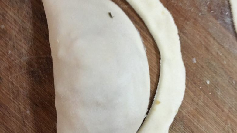 撅撅馃,去边，再沿馃边捏紧，最好往里折一下再捏紧